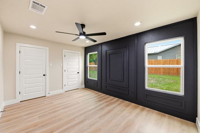 150 Oak Ridge Dr, Center Point, TX 78010