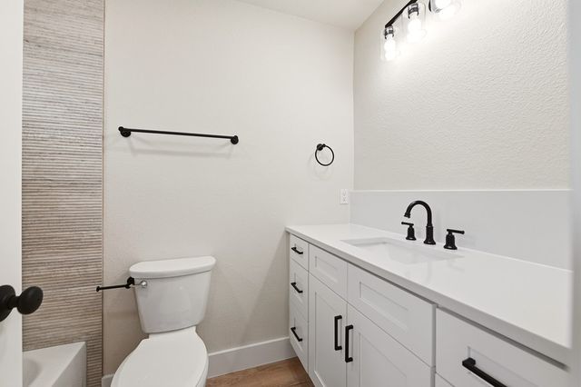 150 Oak Ridge Dr, Center Point, TX 78010