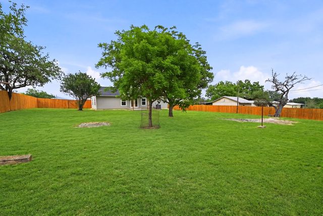 150 Oak Ridge Dr, Center Point, TX 78010