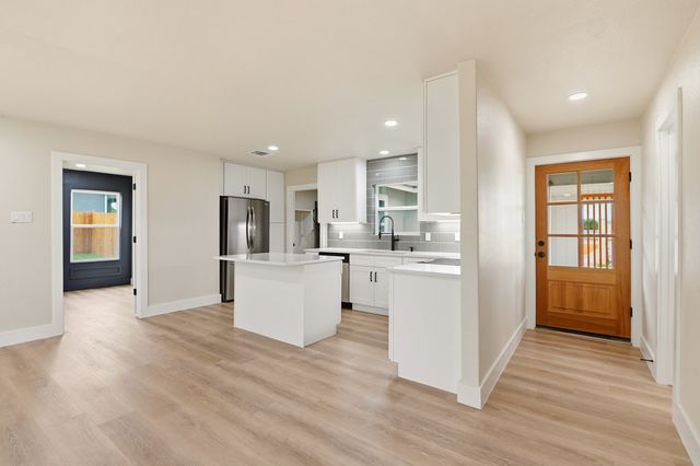 150 Oak Ridge Dr, Center Point, TX 78010