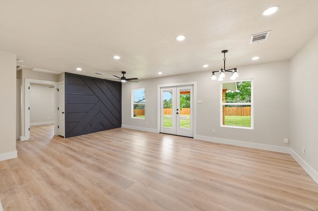150 Oak Ridge Dr, Center Point, TX 78010