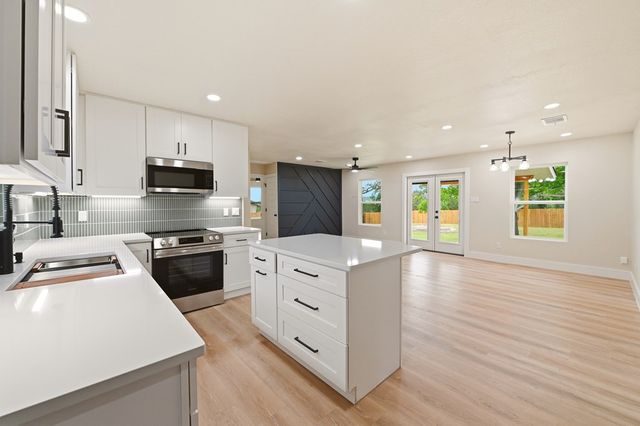 150 Oak Ridge Dr, Center Point, TX 78010
