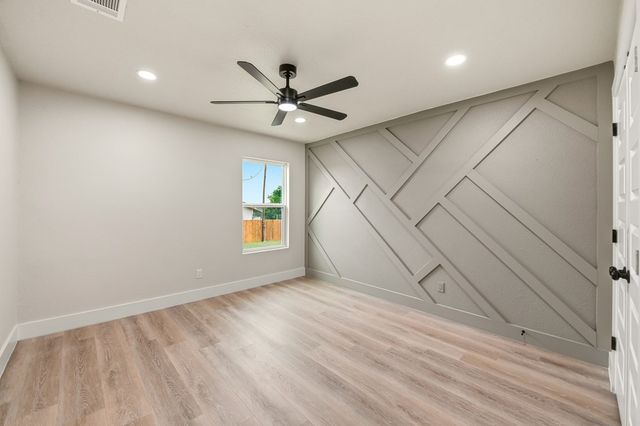 150 Oak Ridge Dr, Center Point, TX 78010