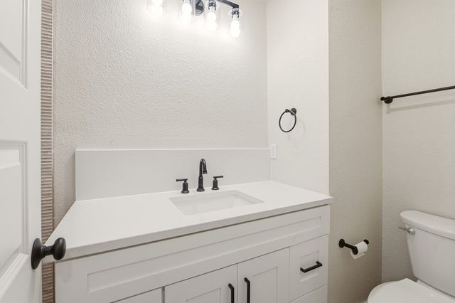 150 Oak Ridge Dr, Center Point, TX 78010