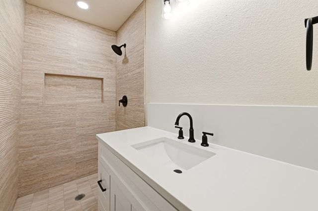 150 Oak Ridge Dr, Center Point, TX 78010