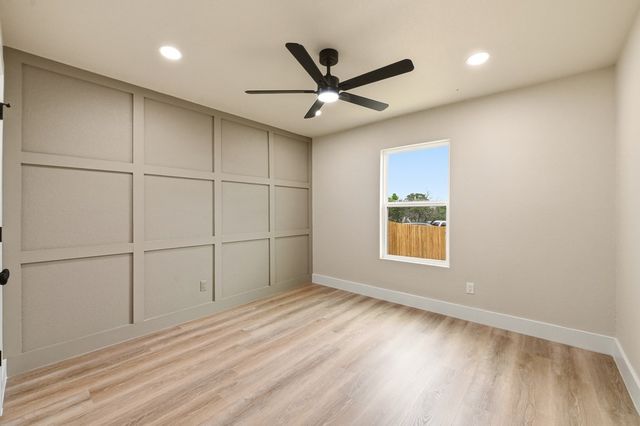 150 Oak Ridge Dr, Center Point, TX 78010