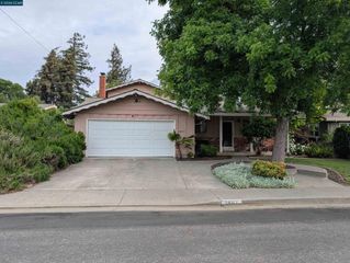 1402 Canterbury Dr, Fairfield, CA 94533