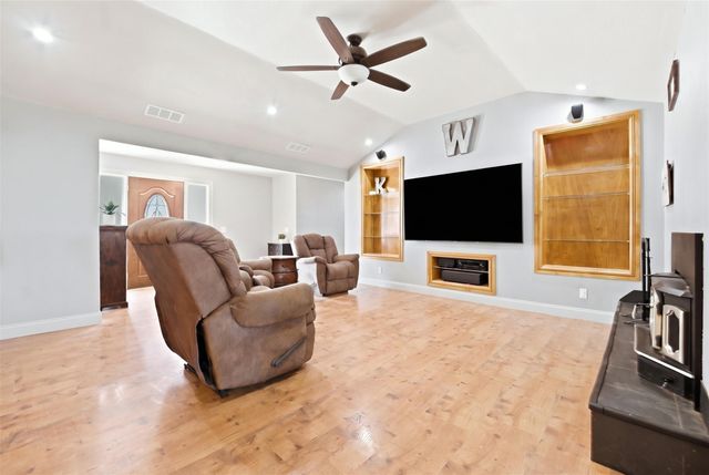 114 Pinedale DR, Bastrop, TX 78602