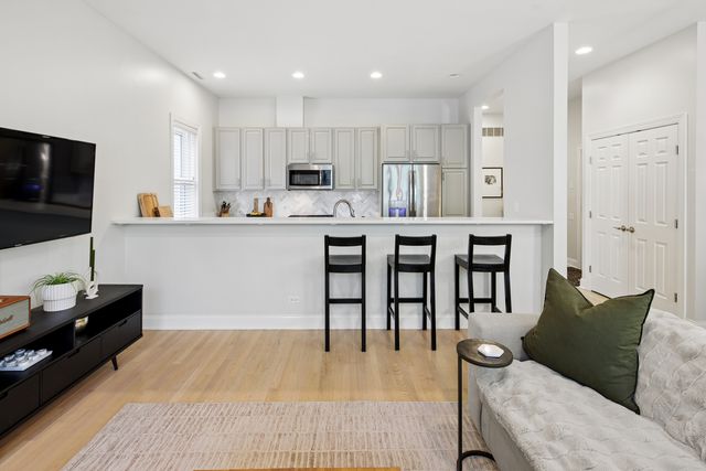 3121 N Orchard Street 2N, Chicago, IL 60657