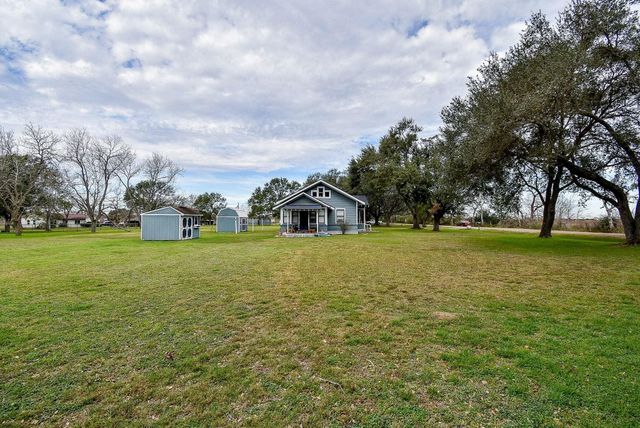 807 Clipson Road, Eagle Lake, TX 77434