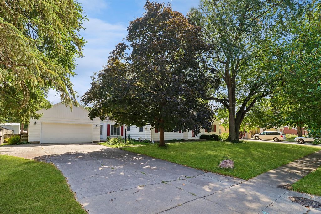 2711 48th Place, Des Moines, IA 50310