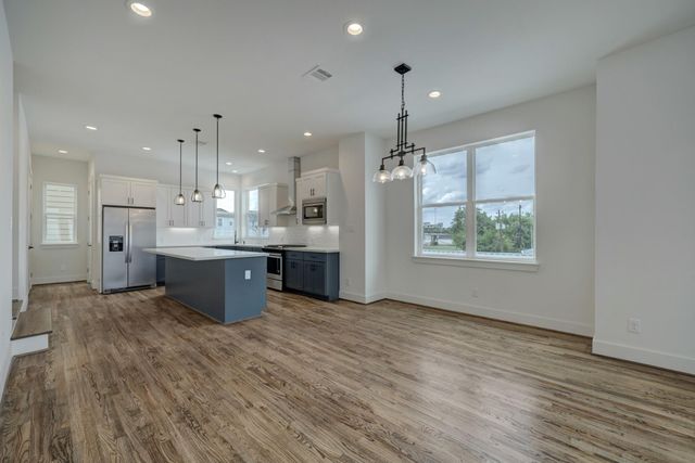 1537 W 24th Street A, Houston, TX 77008