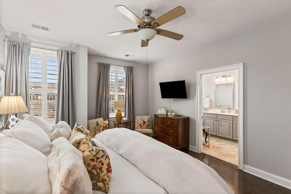 Image 15 of property listing at 1032 Bowman Woods Drive, Mount Pleasant, SC 29464