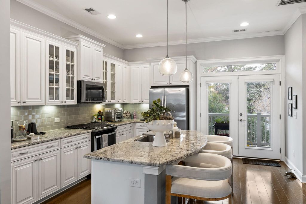 Image 5 of property listing at 1032 Bowman Woods Drive, Mount Pleasant, SC 29464