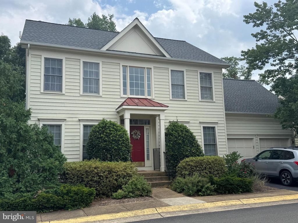 5372 CHIEFTAIN CIR, Alexandria, VA 22312