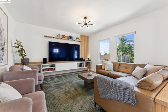 2444 Renwick St, Oakland, CA 94601