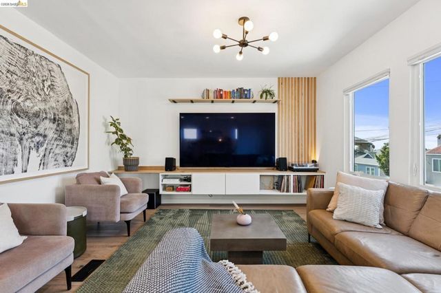 2444 Renwick St, Oakland, CA 94601