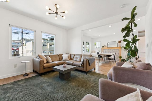 2444 Renwick St, Oakland, CA 94601