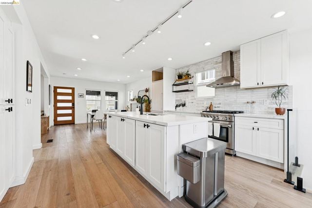 2444 Renwick St, Oakland, CA 94601