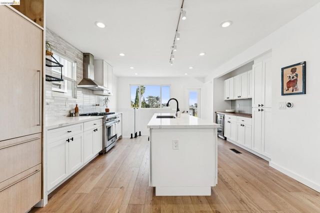 2444 Renwick St, Oakland, CA 94601