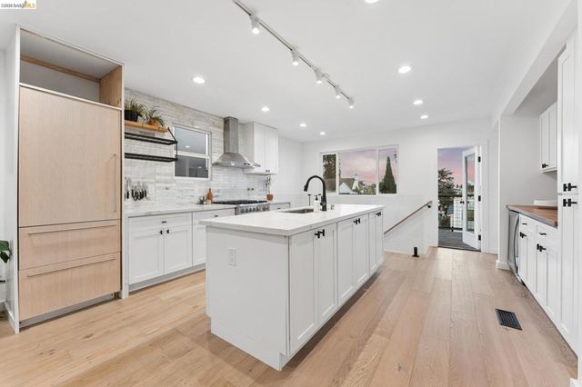 2444 Renwick St, Oakland, CA 94601