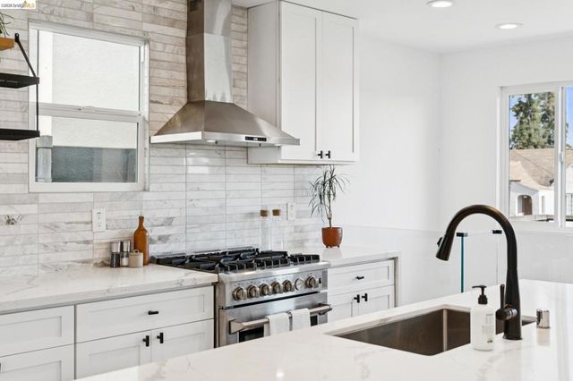 2444 Renwick St, Oakland, CA 94601