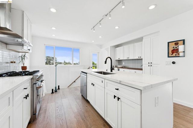 2444 Renwick St, Oakland, CA 94601
