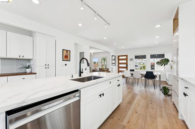 2444 Renwick St, Oakland, CA 94601