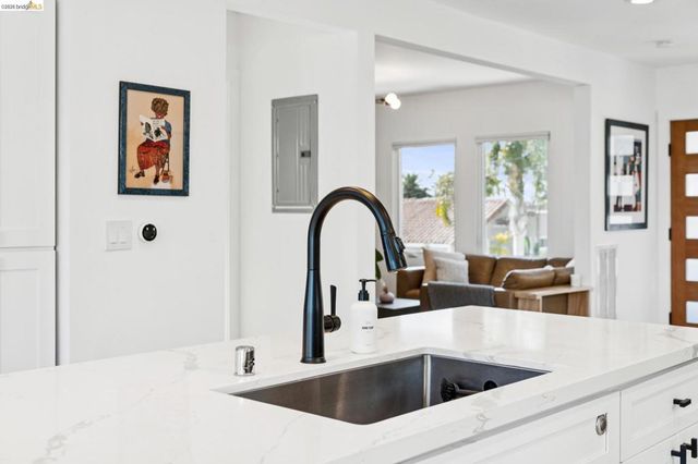 2444 Renwick St, Oakland, CA 94601