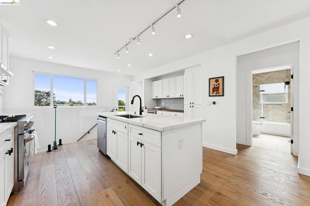 2444 Renwick St, Oakland, CA 94601