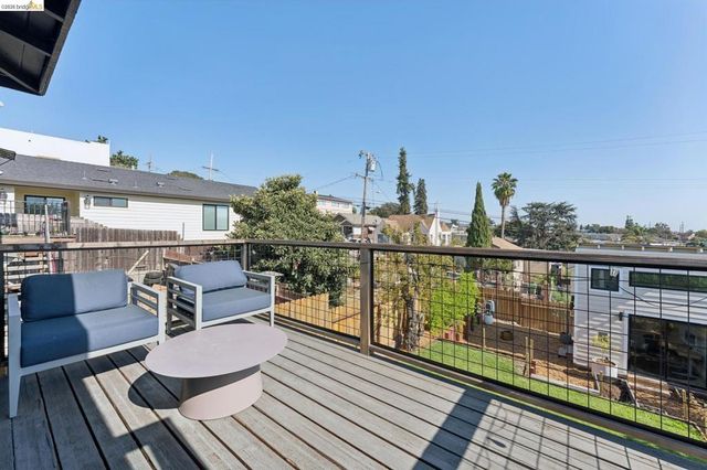 2444 Renwick St, Oakland, CA 94601
