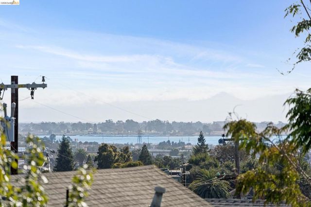 2444 Renwick St, Oakland, CA 94601