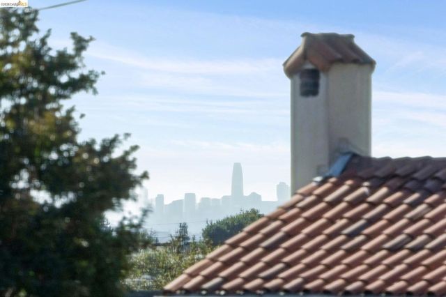 2444 Renwick St, Oakland, CA 94601