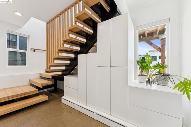 2444 Renwick St, Oakland, CA 94601