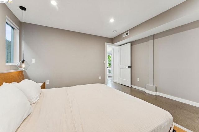 2444 Renwick St, Oakland, CA 94601