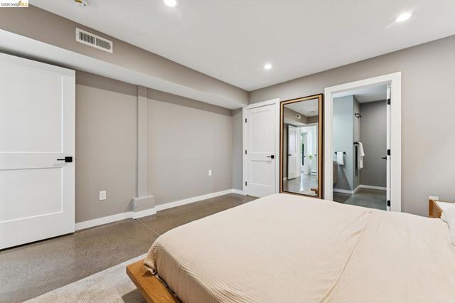 2444 Renwick St, Oakland, CA 94601