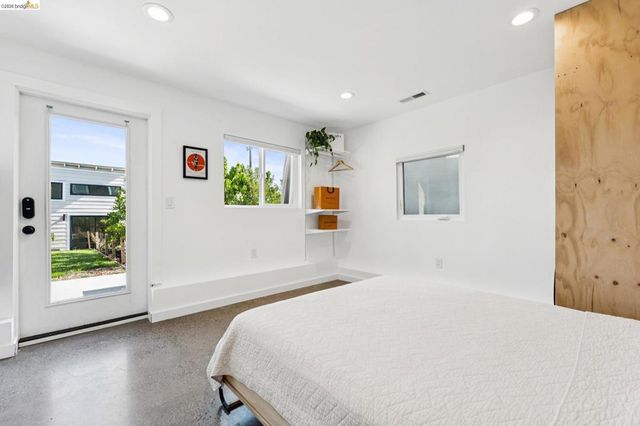 2444 Renwick St, Oakland, CA 94601