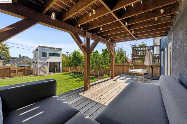 2444 Renwick St, Oakland, CA 94601