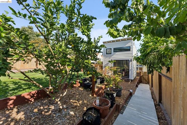 2444 Renwick St, Oakland, CA 94601
