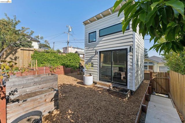 2444 Renwick St, Oakland, CA 94601