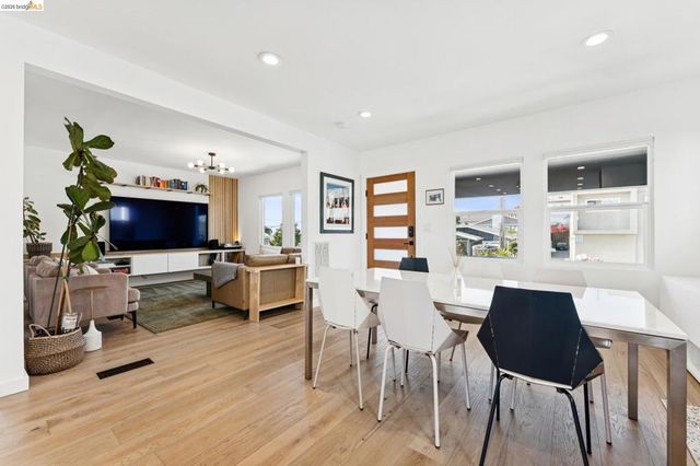 2444 Renwick St, Oakland, CA 94601