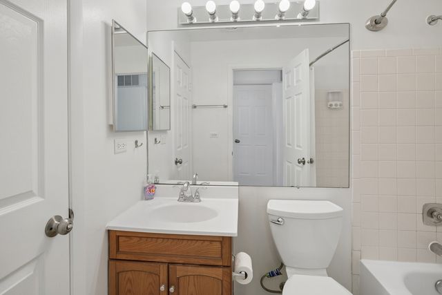 402 Sandalwood Lane C1, Schaumburg, IL 60193