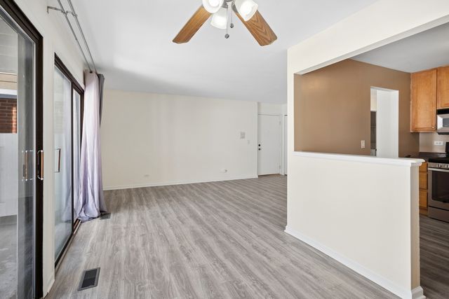 402 Sandalwood Lane C1, Schaumburg, IL 60193