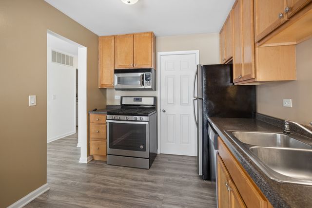 402 Sandalwood Lane C1, Schaumburg, IL 60193