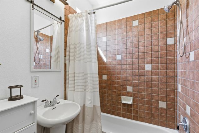 4110 Tyx TRL, Spicewood, TX 78669