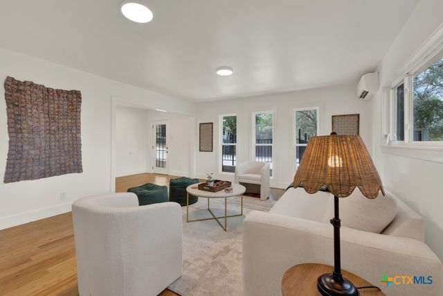 810 N Loop Street, San Marcos, TX 78666