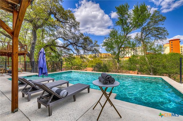 810 N Loop Street, San Marcos, TX 78666