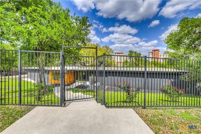 810 N Loop Street, San Marcos, TX 78666