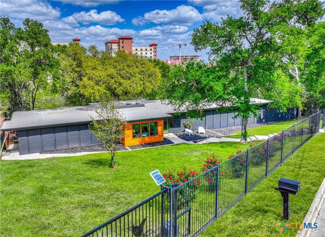 810 N Loop Street, San Marcos, TX 78666