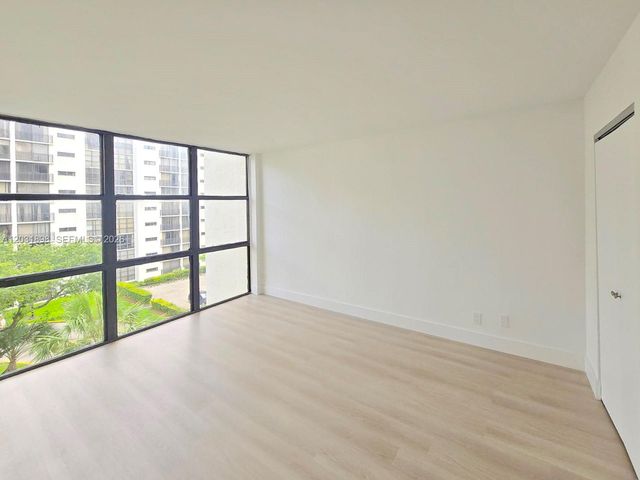 16919 N Bay Road 517, Sunny Isles Beach, FL 33160